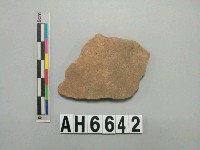 藏品(淺褐色夾砂陶片)的圖片